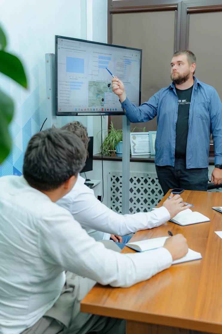 A team meeting at the interactive screen